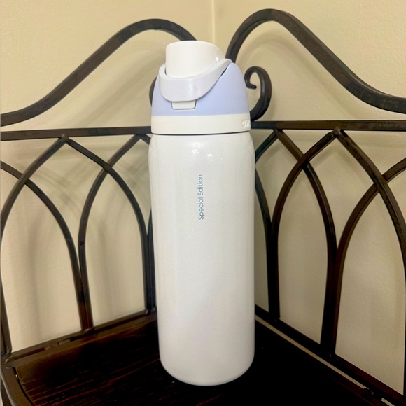 AUTHENTIC FLAWLESS Owala 32oz FreeSip Snow Globe Insulated Bottle - Picture 1 of 5